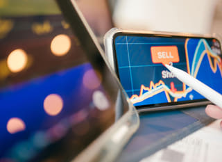 Obchodník na více trzích analyzující Bitcoin, Ethereum a forex možnosti